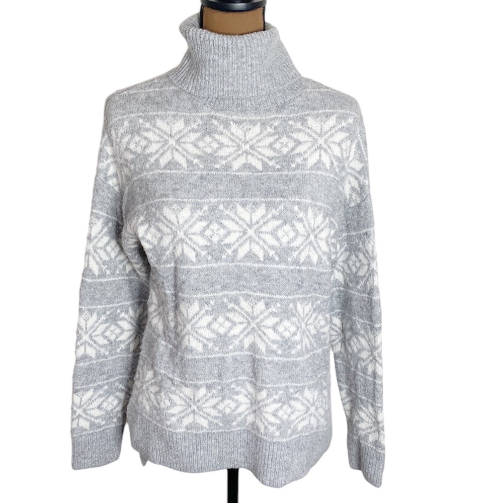 Cupcakes and Cashmere plush snowflake Nordic winter turtleneck sweater size M